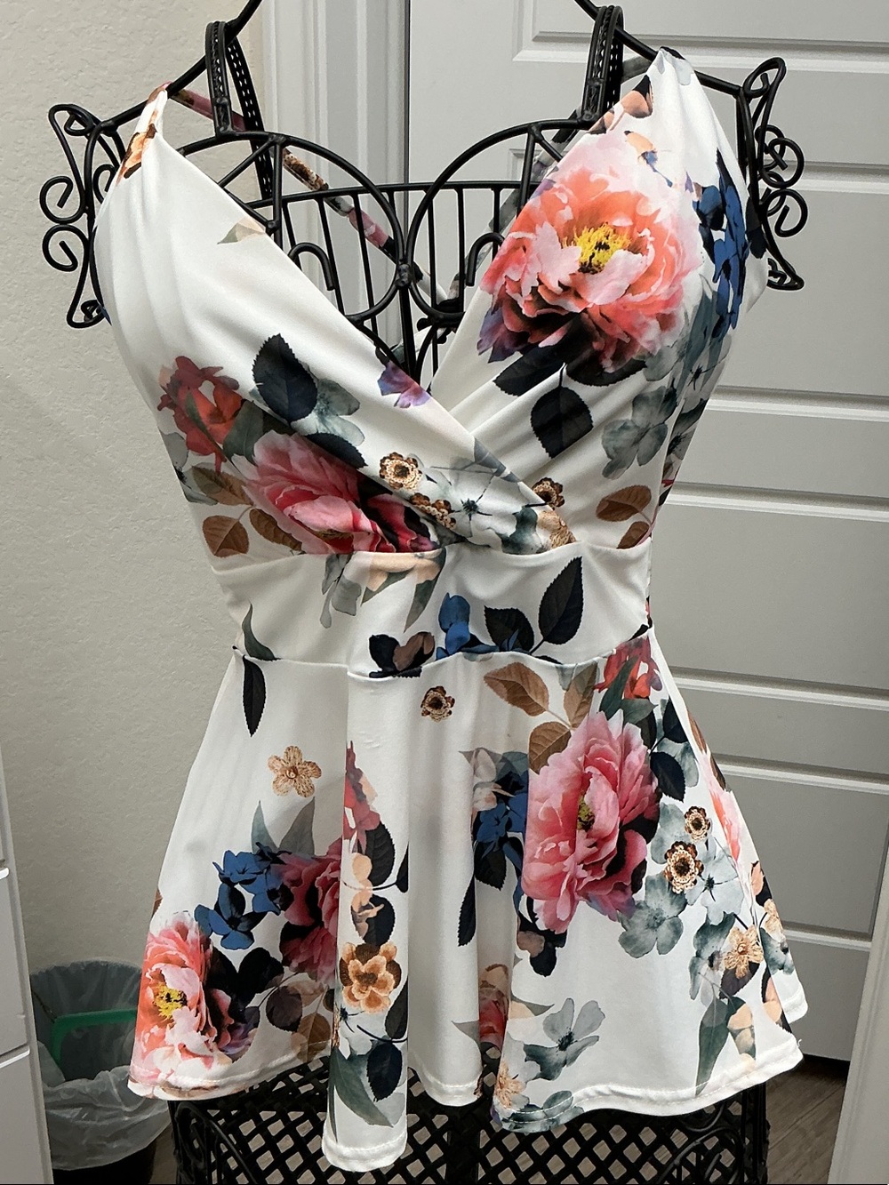 VENUS White Floral V-Neck top